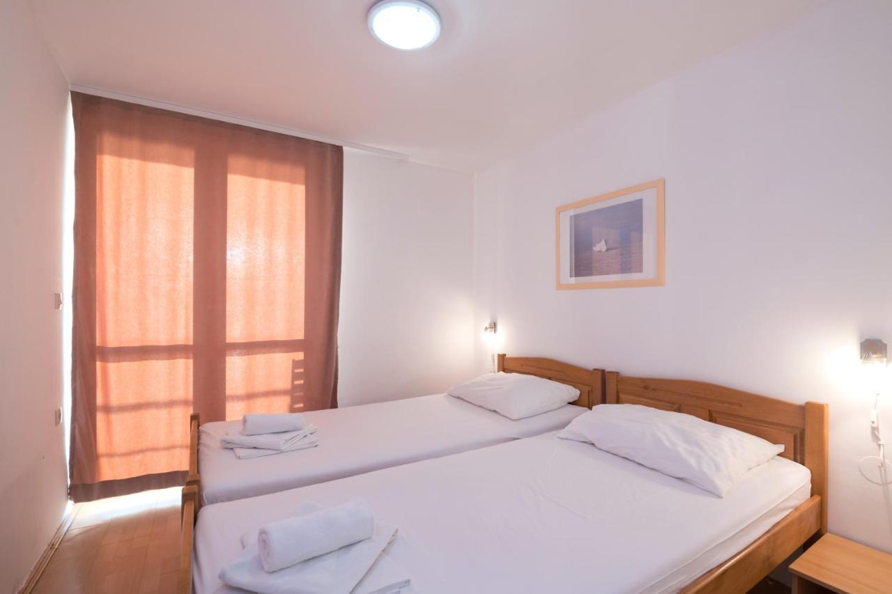 Hotel Rooms Roccia Новиград-Далмация Экстерьер фото