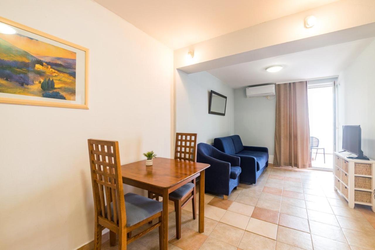 Hotel Rooms Roccia Новиград-Далмация Экстерьер фото