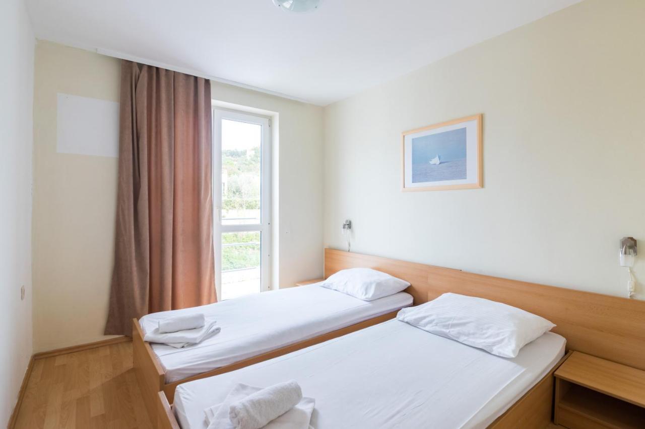 Hotel Rooms Roccia Новиград-Далмация Экстерьер фото